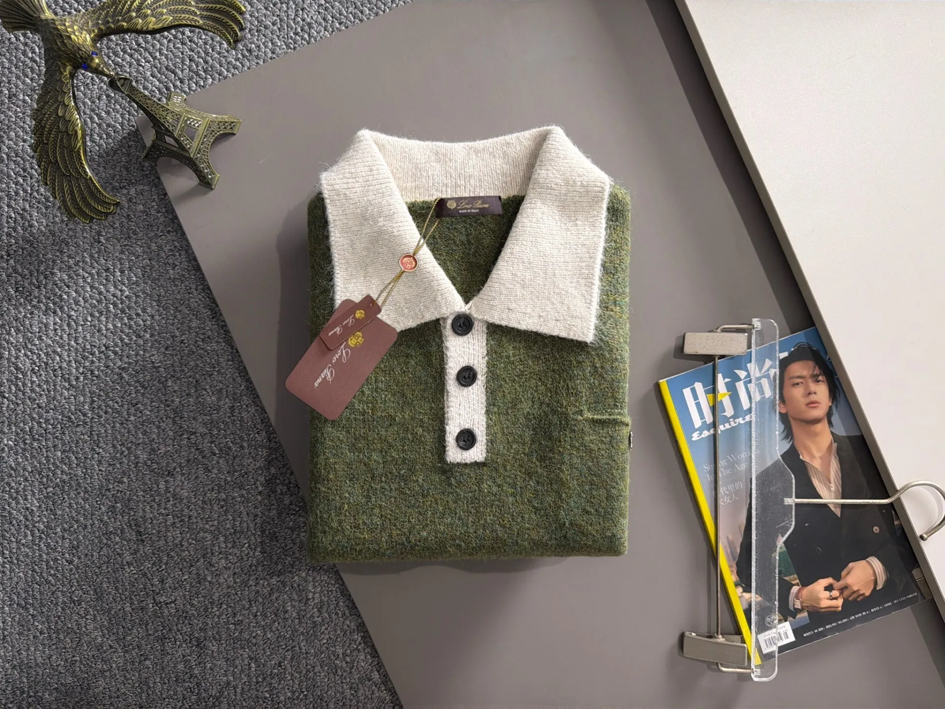 LP Loro Piana's latest sweaters from the official website for fall and winter 2026 are now on sale at the counter for Hot Sale! Specially made of wool blended fabric. It feels comfortable and can be directly in contact with the skin. The logo badge is exquisitely embroidered, which is extremely eye-catching! The details highlight the fashionable charm of big brands. Exquisite workmanship. Three-dimensional cutting style. The wearing effect is invincible and handsome! All three standards are complete! Sizes:M-3XL